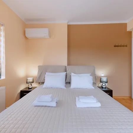 Villa βίλλα πηνελόπη με πισίνα σε ιδιωτικό λόφο με θέα Nafplion