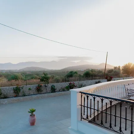 βίλλα πηνελόπη με πισίνα σε ιδιωτικό λόφο με θέα *