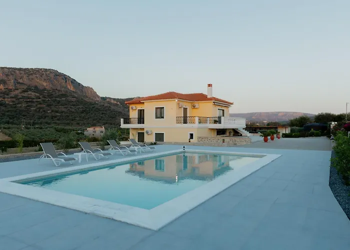 Villa βίλλα πηνελόπη με πισίνα σε ιδιωτικό λόφο με θέα Nafplion