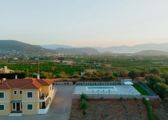 βίλλα πηνελόπη με πισίνα σε ιδιωτικό λόφο με θέα *