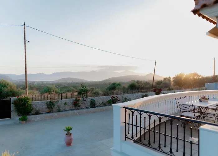 βίλλα πηνελόπη με πισίνα σε ιδιωτικό λόφο με θέα *