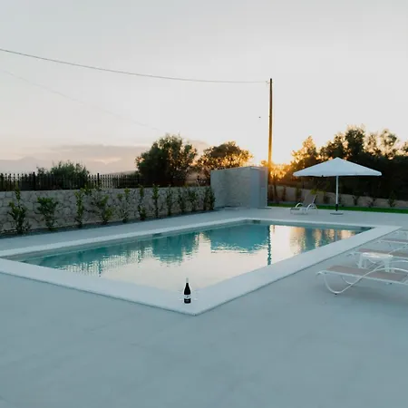 Villa βίλλα πηνελόπη με πισίνα σε ιδιωτικό λόφο με θέα *