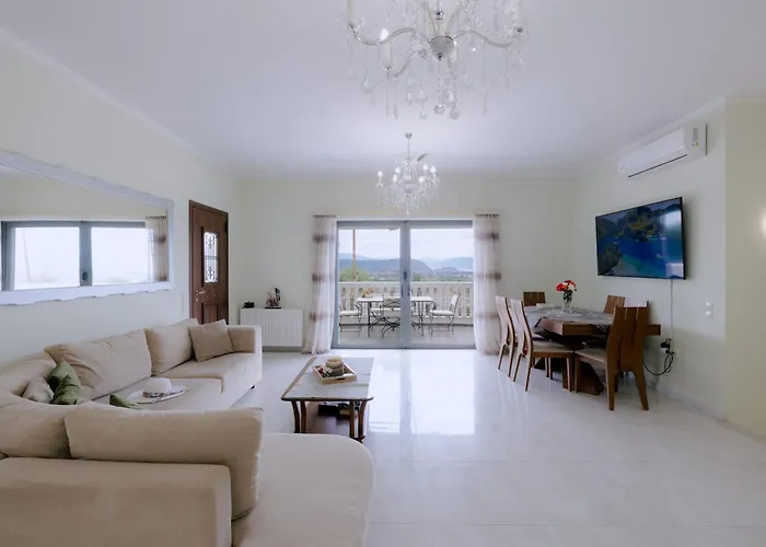 βίλλα πηνελόπη με πισίνα σε ιδιωτικό λόφο με θέα Βίλα Ναύπλιο