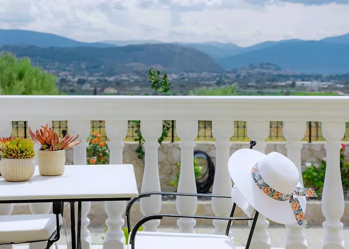 βίλλα πηνελόπη με πισίνα σε ιδιωτικό λόφο με θέα Ναύπλιο