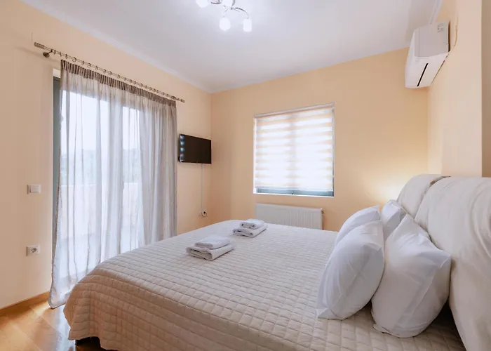 βίλλα πηνελόπη με πισίνα σε ιδιωτικό λόφο με θέα Βίλα Ναύπλιο