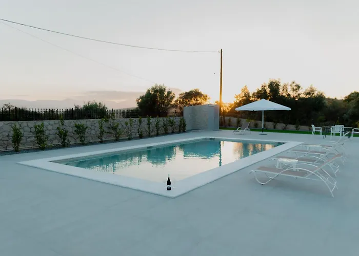 Βίλα βίλλα πηνελόπη με πισίνα σε ιδιωτικό λόφο με θέα *